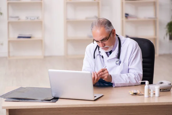 Klinikte çalışan deneyimli bir erkek doktor. — Stok fotoğraf