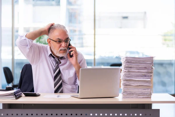 Åldrad affärsman anställd missnöjd med överdrivet arbete — Stockfoto