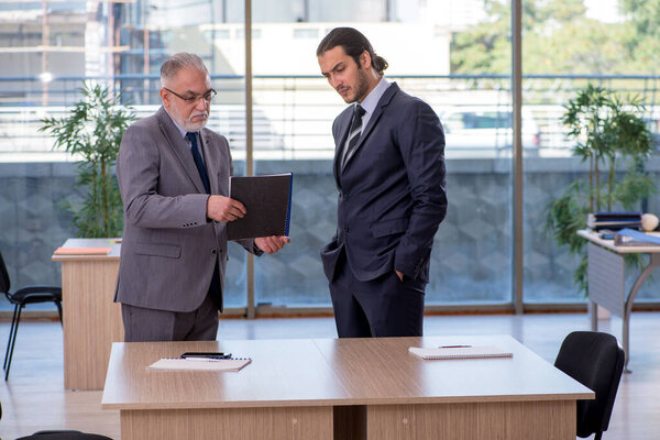 Два бизнесмена обсуждают бизнес-проект