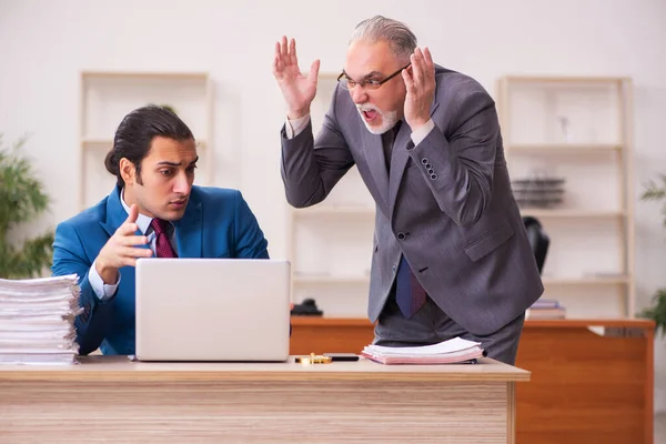 Two employees working in the office — Stock Photo, Image