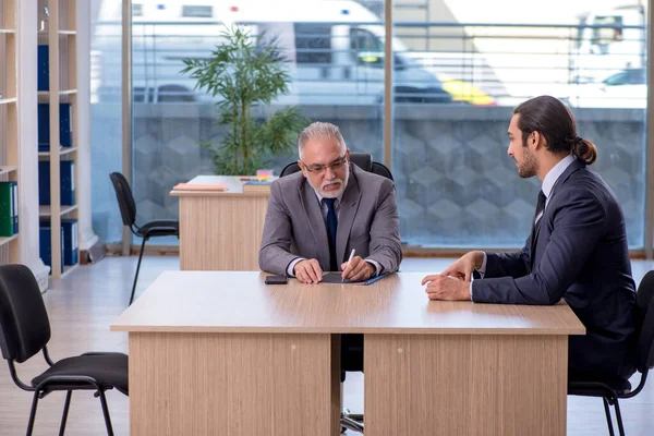 Dois homens de negócios discutindo projeto de negócios — Fotografia de Stock