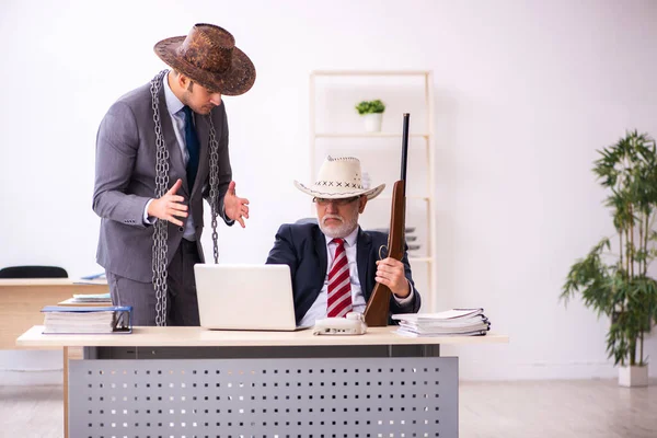 Két férfi cowboy alkalmazott vicces koncepcióban — Stock Fotó