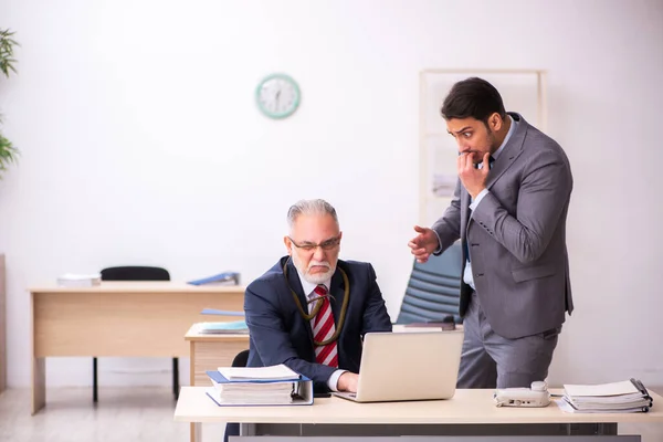 Viejo jefe hombre sosteniendo serpiente en su cuello — Foto de Stock