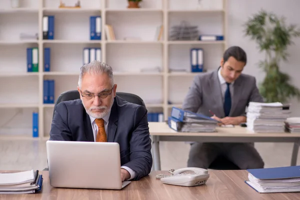 Dois empregados sentados no local de trabalho — Fotografia de Stock