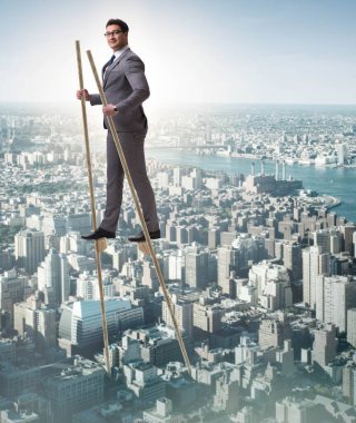 İş adamı ayaklıklar üzerinde yürüyor - kalabalıktan uzak duruyor