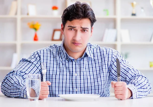 Mann auf Diät wartet in Restaurant auf Essen — Stockfoto