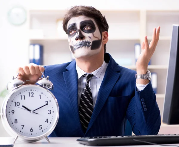 Businessmsn avec effrayant masque facial de travail dans le bureau — Photo