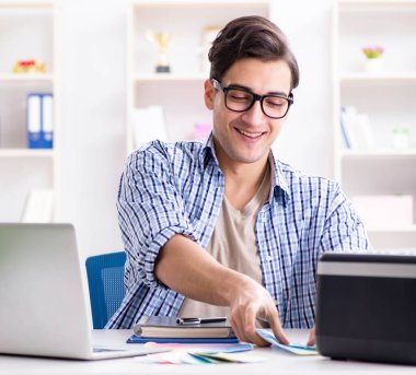 Evde yeni bir projede çalışan serbest çalışan