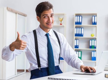 Genç ve şık bir işadamı ofiste çalışıyor.