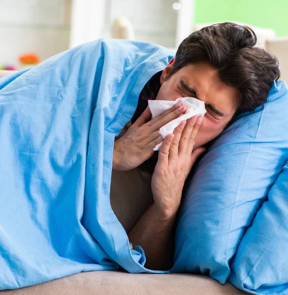 Jovem doente que sofre de gripe em casa — Fotografia de Stock