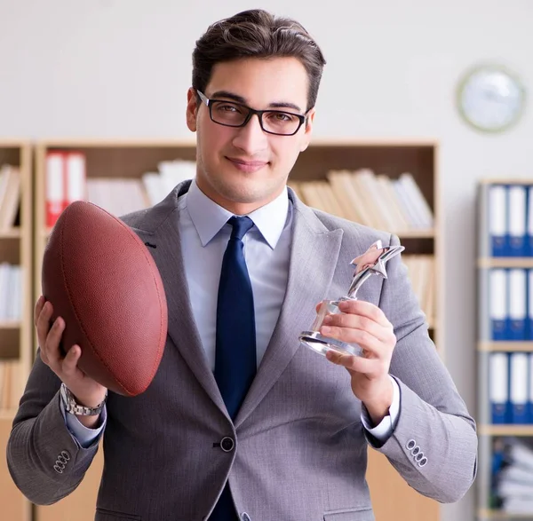 Zakenman met Amerikaans voetbal in functie — Stockfoto