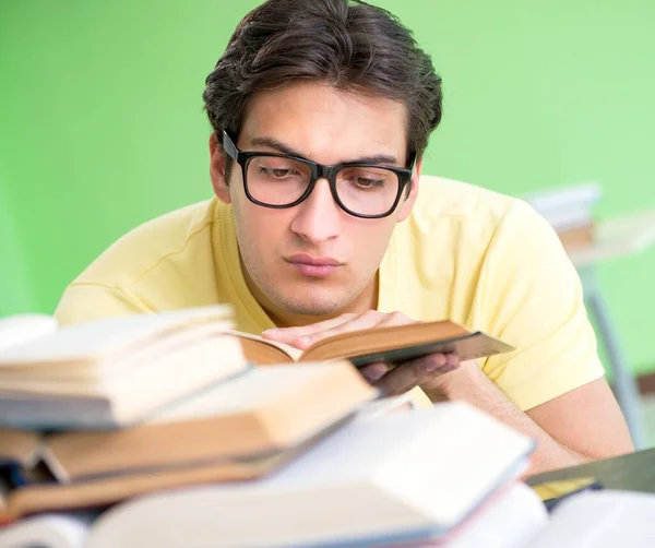 Student mit zu vielen Büchern zum Lesen vor der Prüfung — Stockfoto