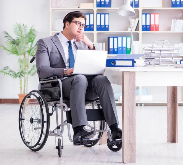 Niepełnosprawny przedsiębiorca pracujący w biurze — Zdjęcie stockowe