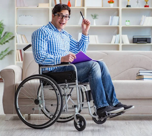 Junge Studentin im Rollstuhl im Behindertenkonzept — Stockfoto