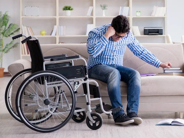 Jonge student rolstoel in gehandicaptenconcept — Stockfoto