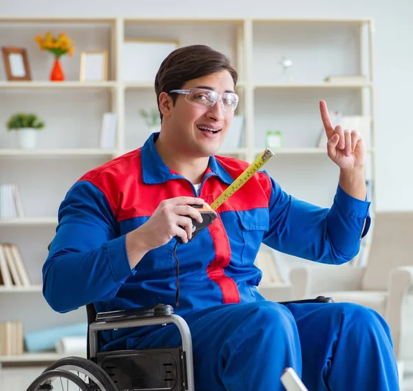 Zdravotně postižený muž měření s metrem — Stock fotografie