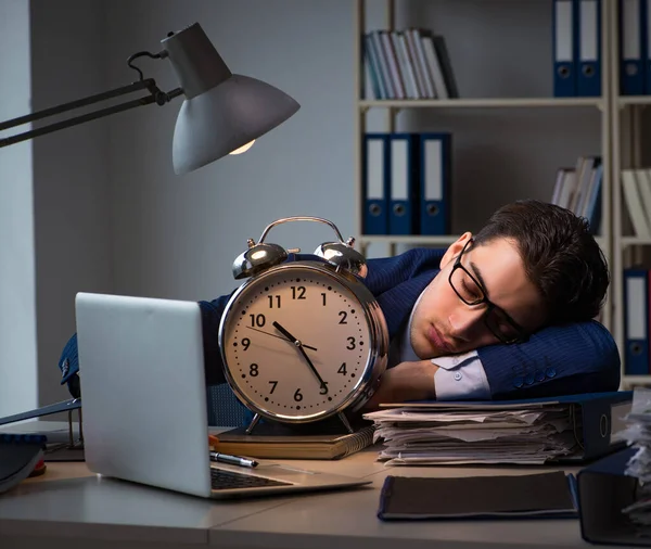 Empresário adormecendo durante longas horas no escritório — Fotografia de Stock