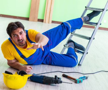 İş yerinde yaralı bir işçi var.