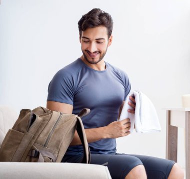 Genç adam spor için hazırlanıyor.