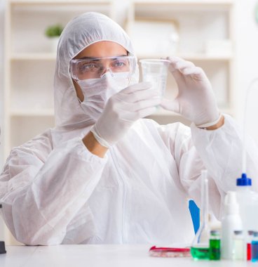 Laboratuvar asistanı su kalitesini test ediyor