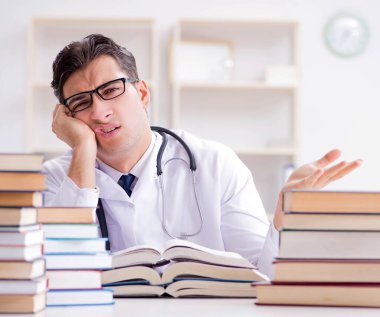 Tıp öğrencisi üniversite sınavlarına hazırlanıyor.