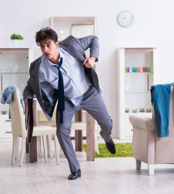 İş adamı gece geç saatte uyuyakaldığı için ofise geç kaldı.