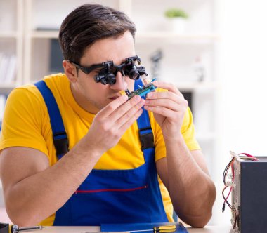 Bilgisayar tamir teknisyeni donanımı tamir ediyor