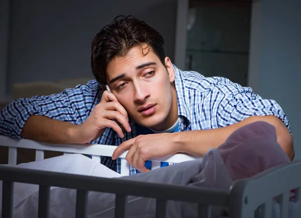Padre joven papá durmiendo mientras cuida al bebé recién nacido — Foto de Stock