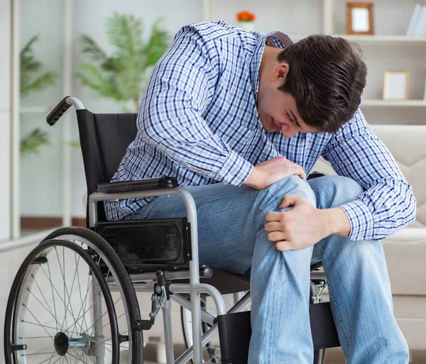 Jeune homme handicapé souffrant à la maison — Photo