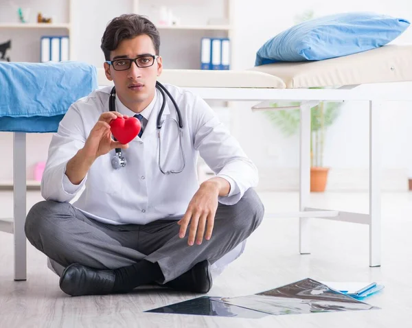 Cardiologist frustrated after unsuccessful surgery — Stock Photo, Image