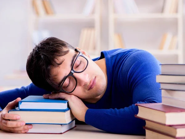 Männlicher Student bereitet sich in College-Bibliothek auf Prüfungen vor — Stockfoto