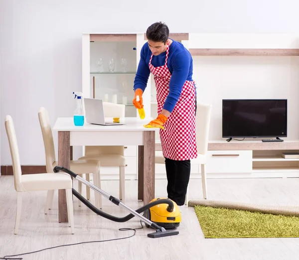 Dodavatel muž úklid domu dělá domácí práce — Stock fotografie