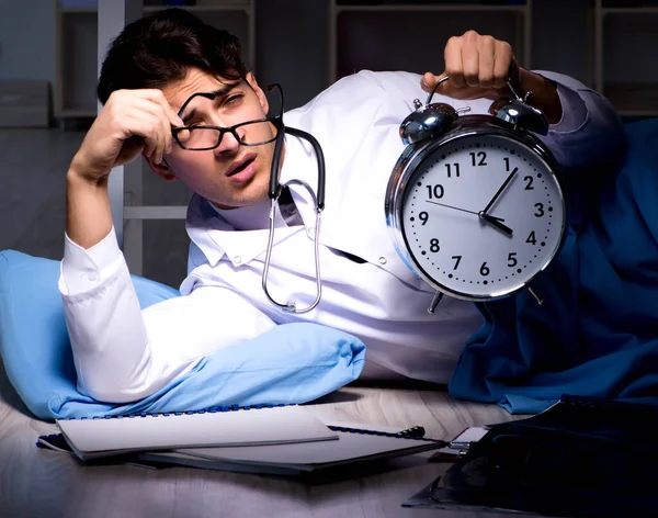Médico trabalhando noturno no hospital após longas horas — Fotografia de Stock