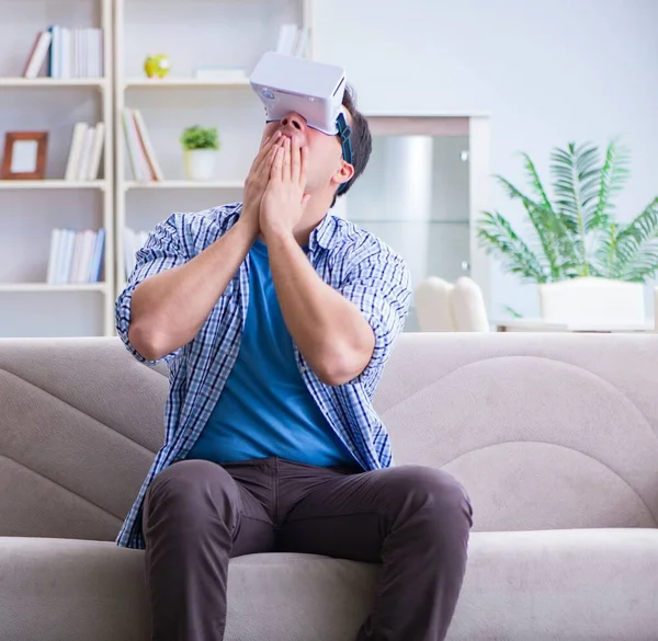 Homme avec lunettes de réalité virtuelle jouant à la maison — Photo