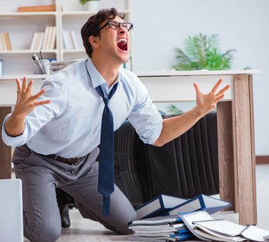 İflas etmiş işadamı ofis katında kızgın.