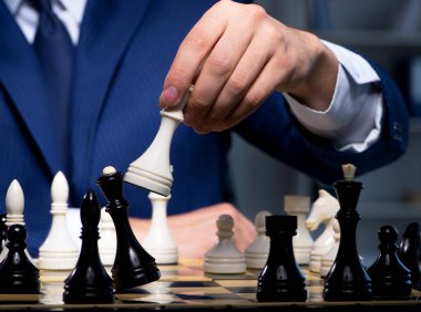 İş adamı strateji konseptinde satranç oynuyor