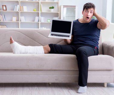 Kırık bacağı olan adam evde iyileşiyor.