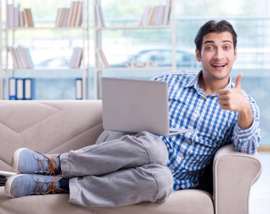 Bilgisayarlı beyaz öğrenci üniversite sınavlarına hazırlanıyor.