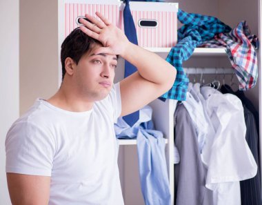 Karısından ayrıldıktan sonra kirli giysileri olan çaresiz bir adam.