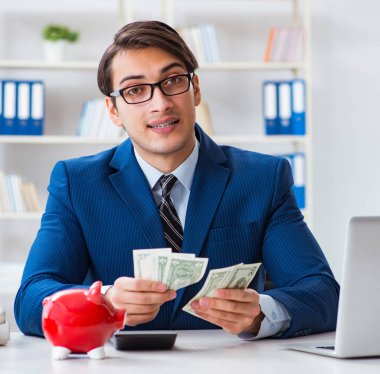 İş adamı kriz sırasındaki birikimlerini düşünüyor.