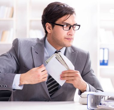 İşadamına yasaları çiğnediği için rüşvet teklif edildi