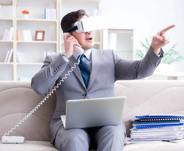 Homme d'affaires avec lunettes de réalité virtuelle dans la technologie moderne co — Photo