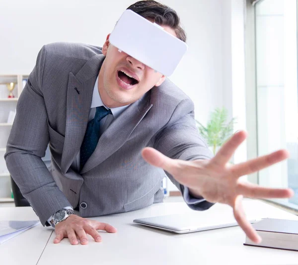 Homme d'affaires avec lunettes de réalité virtuelle dans la technologie moderne co — Photo