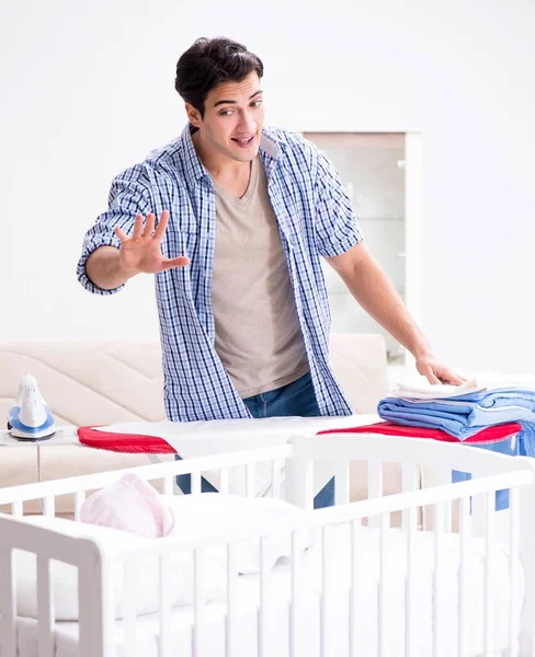 Papá joven cuidando al bebé recién nacido — Foto de Stock