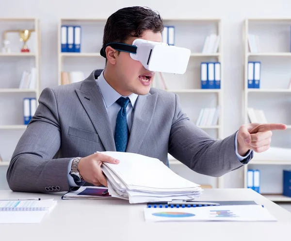 Geschäftsmann mit Virtual-Reality-Brille im Büro — Stockfoto