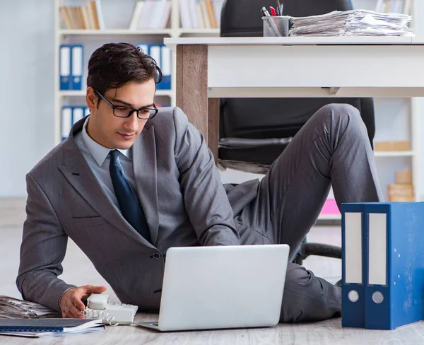 Homme d'affaires travaillant et assis sur le sol dans le bureau — Photo