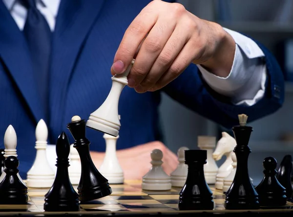 Homme d'affaires jouant aux échecs dans le concept de stratégie — Photo