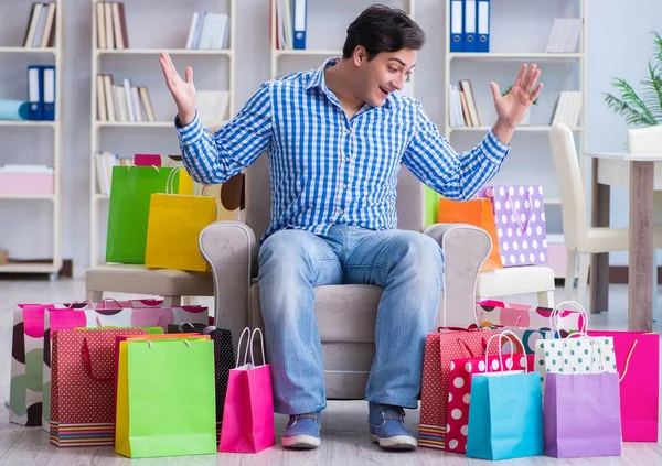 Jeune homme après des achats excessifs à la maison — Photo