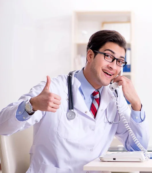 Jeune beau médecin travaillant dans la chambre d'hôpital — Photo