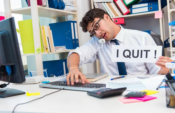 Occupato uomo d'affari frustrato arrabbiato in ufficio — Foto Stock